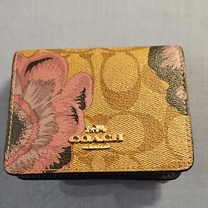 COACH MINI WALLET IN SIGNATURE CANVAS WITH KAFFE FASSETT PRINT